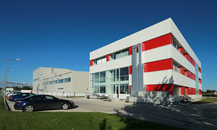 Romcolor - Production hall, warehouse and office building for plastic pigments