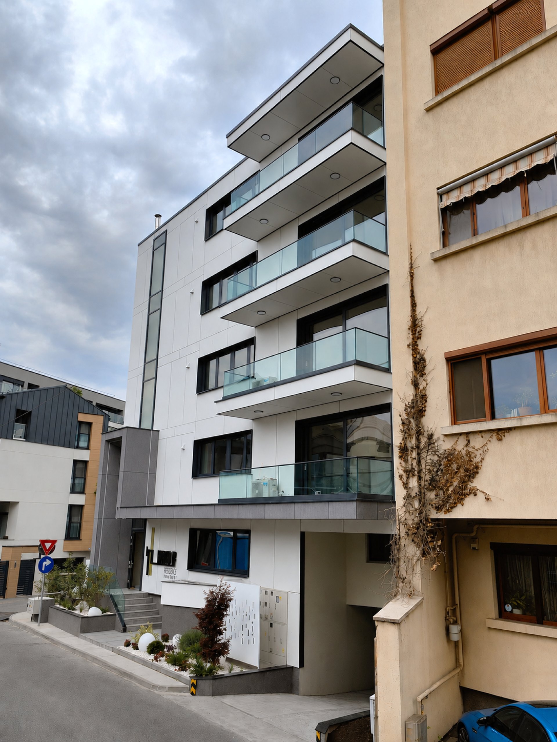 Balcoane dispuse pe frontul la stradă pentru integrarea în caracterul zonei, clădirea Ro Gliei, București, proiect PPAE