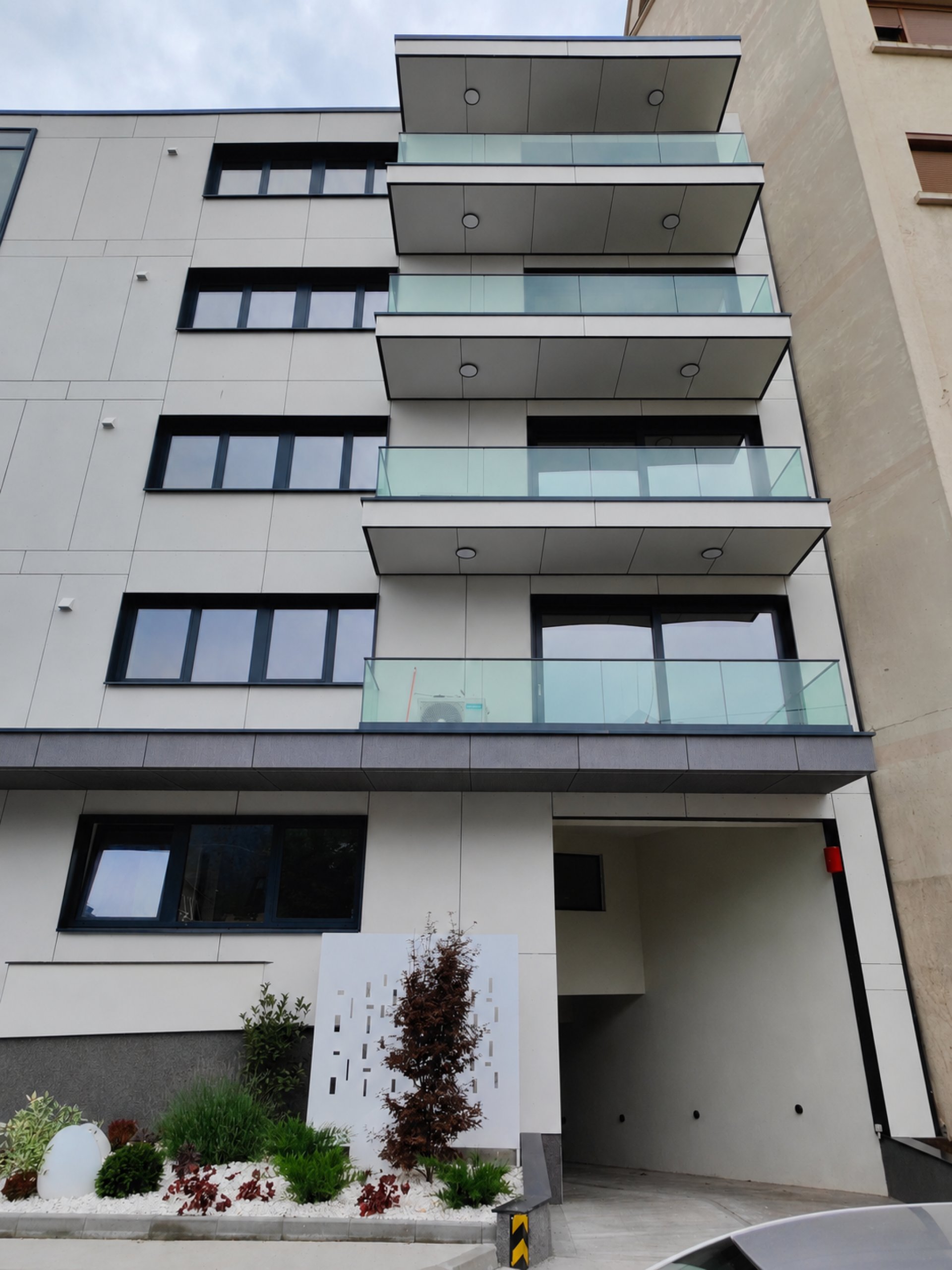Intrarea cu pergolă metalică pentru plante cățărătoare, clădire de apartamente Gliei sector 1, proiect PPAE