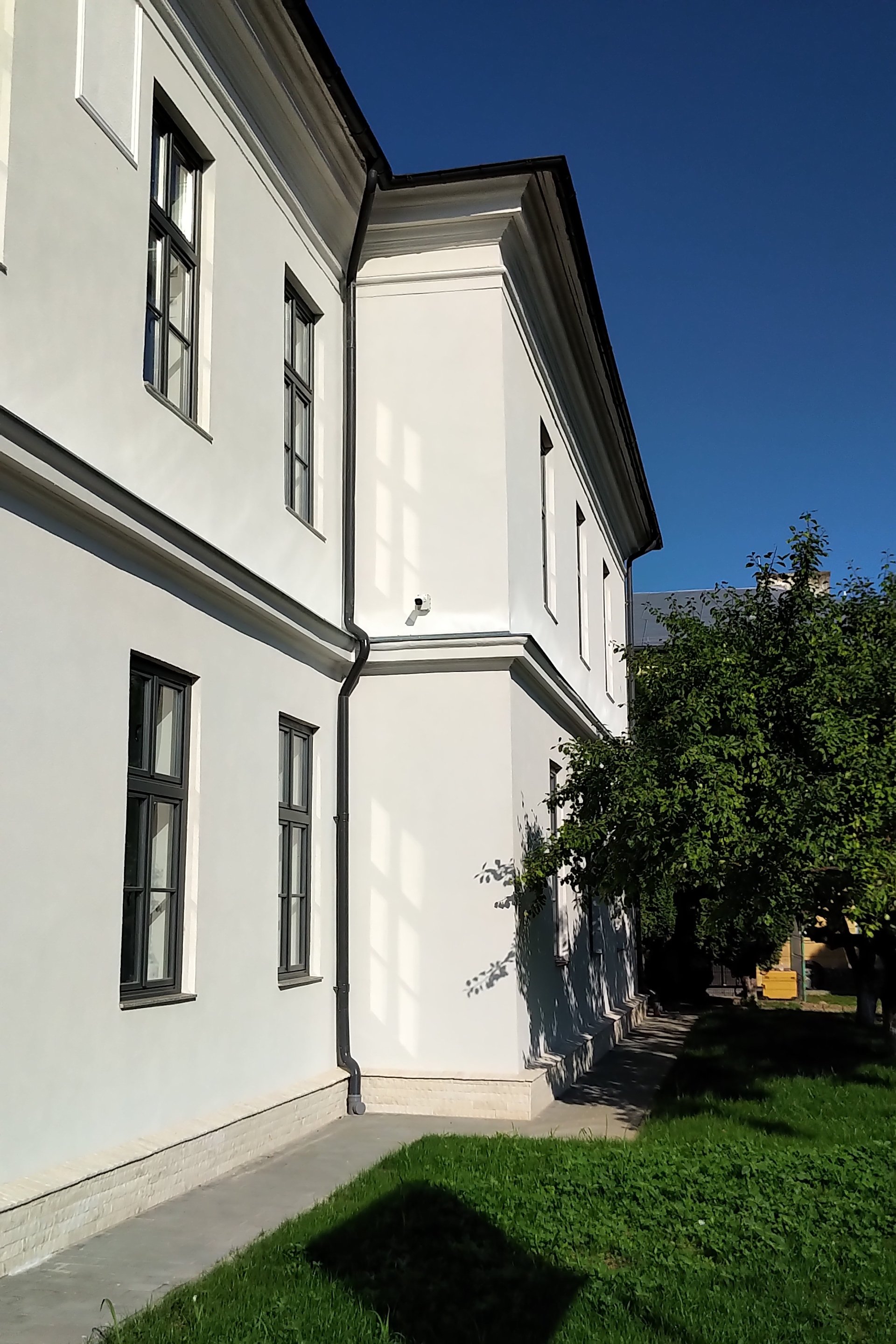 Fațada de factură habsburgică a monumentului, după reabilitare, centrul istoric Sighetu Marmației, proiect PPAE